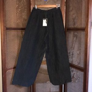 New! Staples Cropped Pant